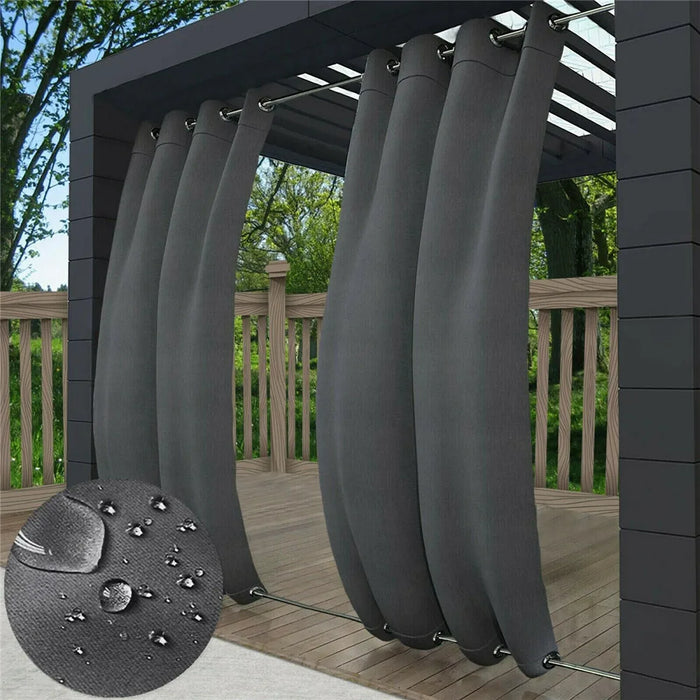 Image d'élégants rideaux gris foncé ondulant doucement sur une pergola en bois dans un jardin bien aménagé, offrant une zone d'ombre rafraîchissante et un design extérieur attrayant pour les arrière-cours.