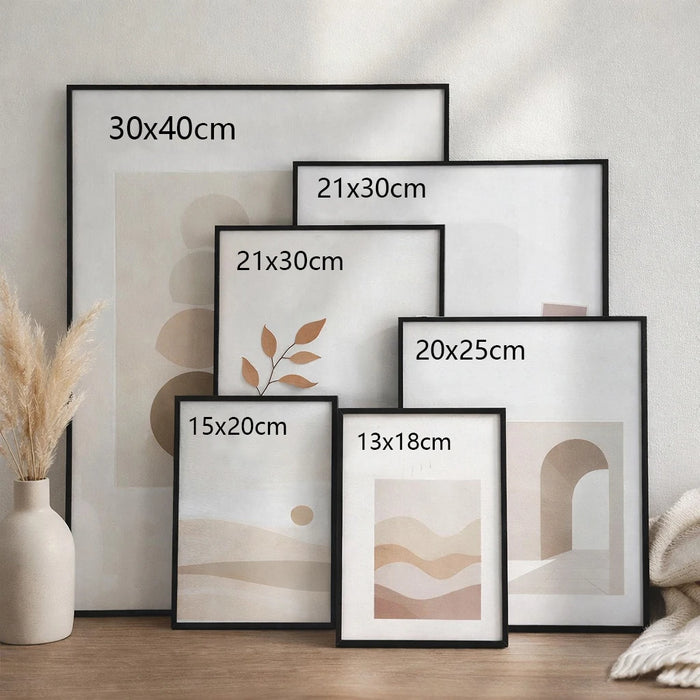 Cadre photo A4 en métal noir avec plexiglas sur un mur blanc
