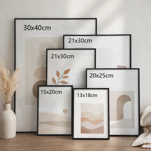 Cadre photo A4 en métal noir avec plexiglas sur un mur blanc