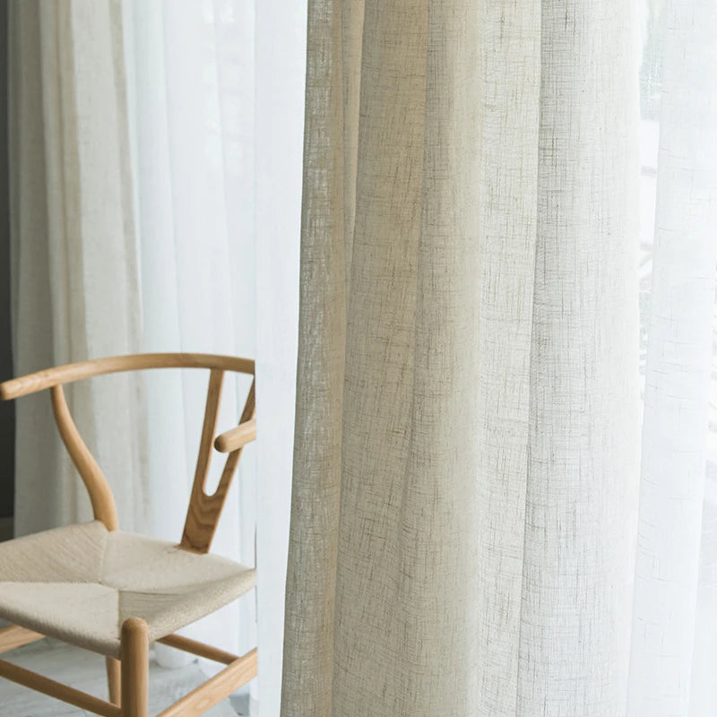 Image d'élégants rideaux en aspect lin, un matériau naturel, suspendus à une fenêtre. Ces textiles tissés présentent une couleur argentée unique, ajoutant une touche de sophistication à tous les traitements de fenêtre. Ces rideaux, synonymes de qualité et d'élégance, sont le choix parfait pour tout décor de maison soucieux de son style.
