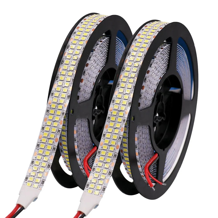 Ruban LED flexible 12V 5m étanche IP65 éclairant une cuisine moderne