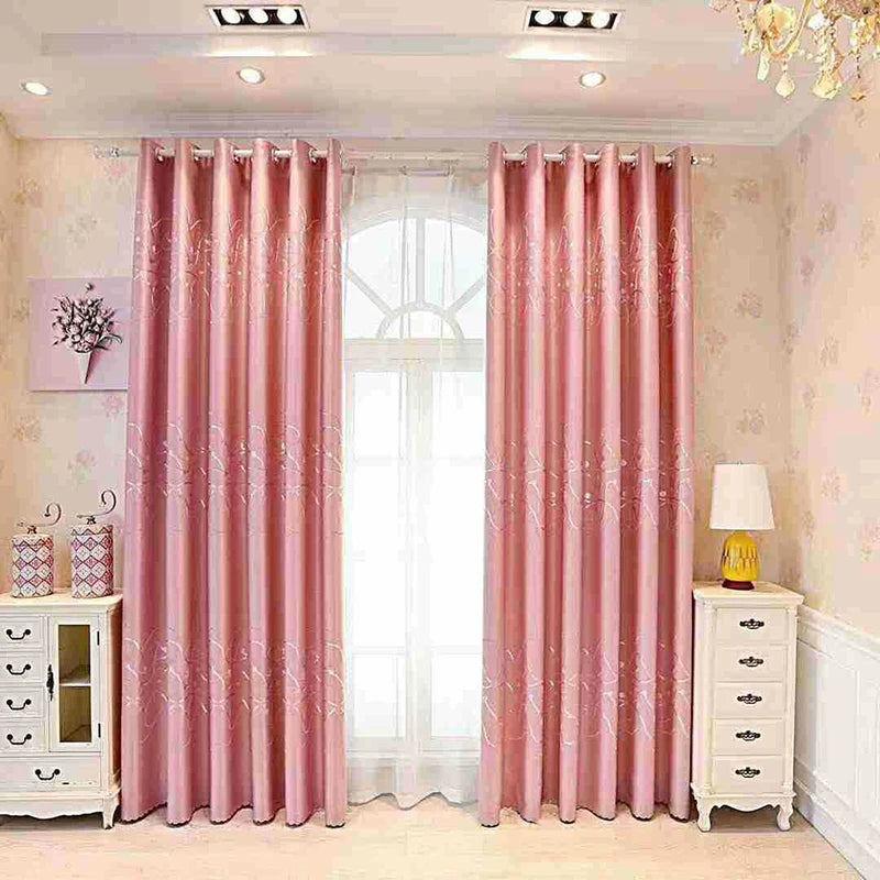 Vue rapprochée d’un rideau rose en tissu jacquard avec un motif abstrait ondulé et élégant, offrant un effet de profondeur.