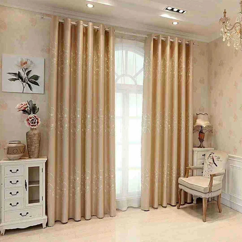 Zoom sur un rideau jacquard beige aux motifs ondulés brillants, idéal pour une ambiance chaleureuse et élégante.
