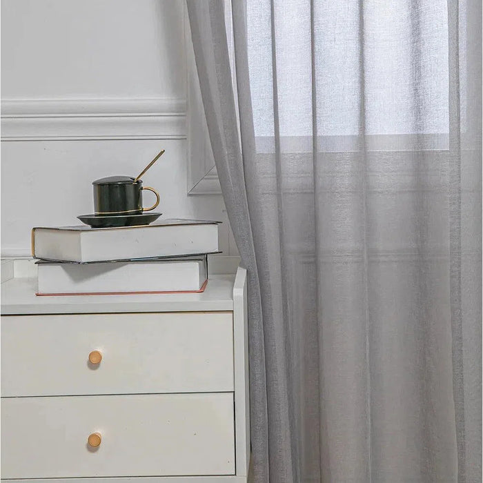 Rideau élégant et moderne gris avec effet voilé, apportant une touche de sophistication à votre intérieur. Idéal pour diffuser la lumière naturelle tout en préservant l'intimité de votre espace. Parfait pour les salons ou chambres à la recherche d'un design minimaliste. Transformez vos fenêtres avec ce rideau tendance et intemporel.