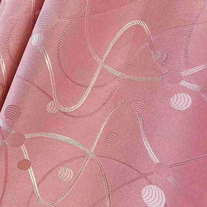 Gros plan sur un rideau rose au motif jacquard délicat avec une texture tissée et des lignes courbes satinées.