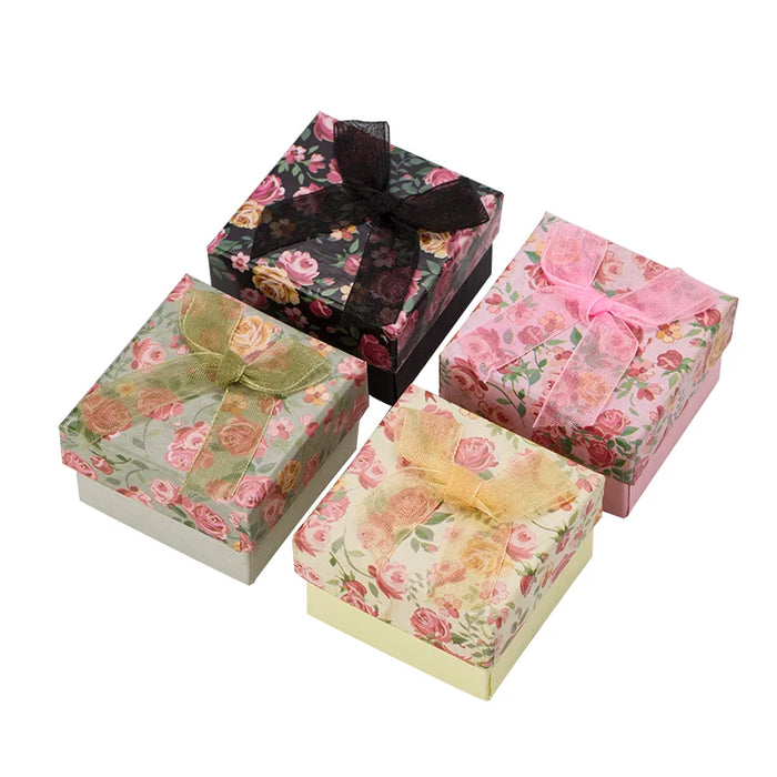 Boîte à bijoux en forme de fleur couleur verte sur fond blanc