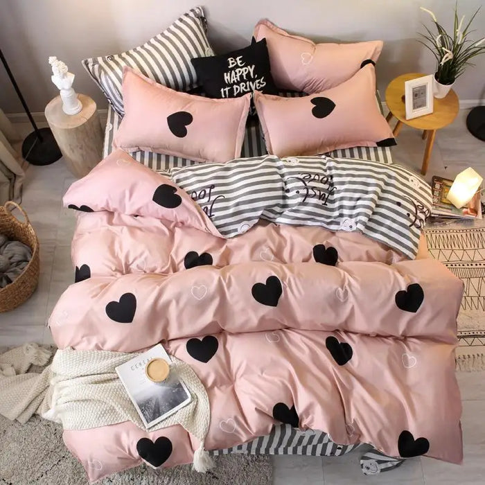 Parure de lit rose imprimée Super King 4 pièces sur un lit