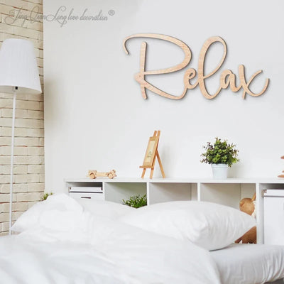 Décoration murale en bois personnalisée Relax accrochée dans un salon moderne