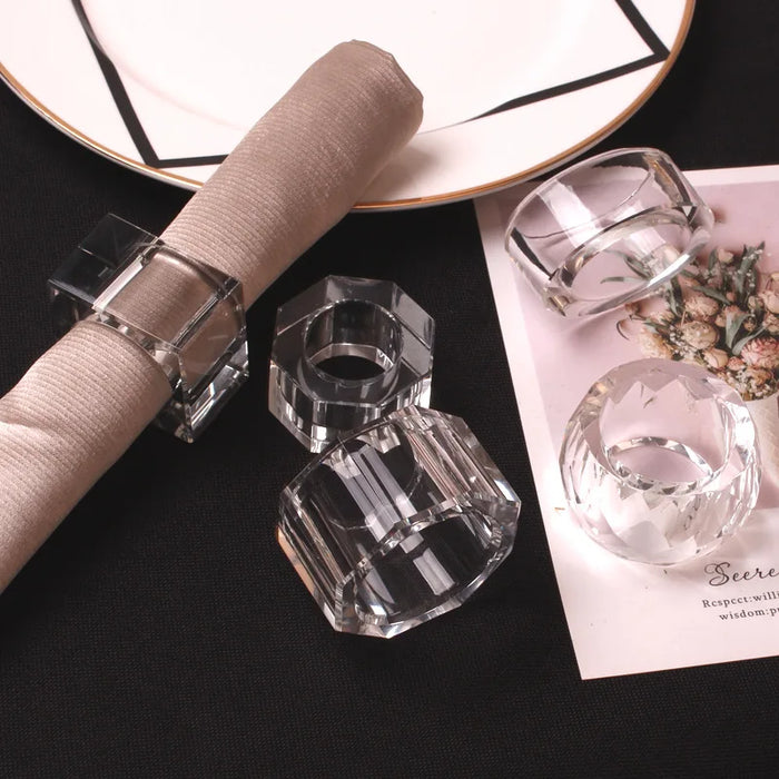 Rond de serviette en cristal transparent sur table élégante