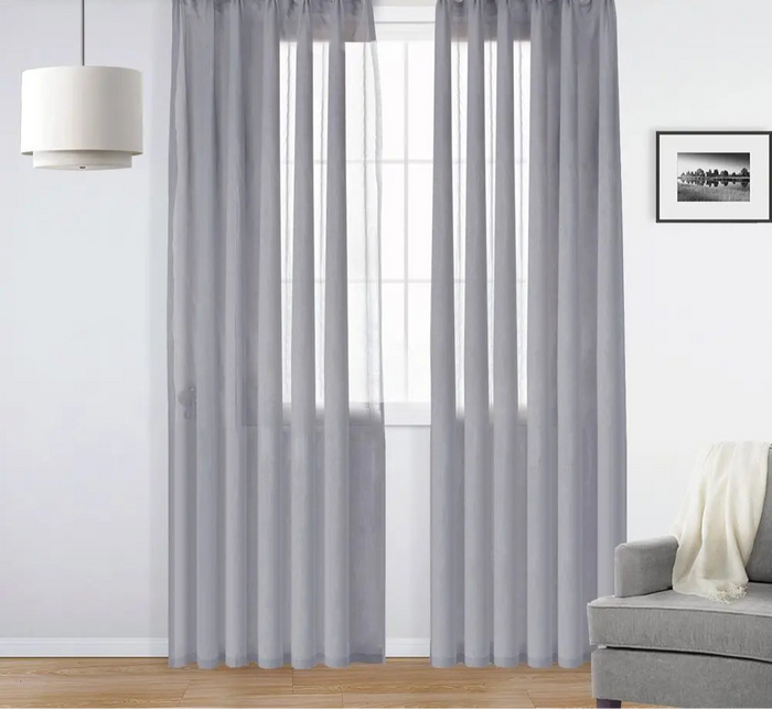 Des rideaux gris utilisés comme solution élégante de décoration intérieure. L'image montre des couvre-fenêtres en tissu de haute qualité, avec un dégradé de couleurs allant du blanc au gris, puis à l'argent, ce qui en fait un choix idéal pour les thèmes de décoration intérieure modernes.