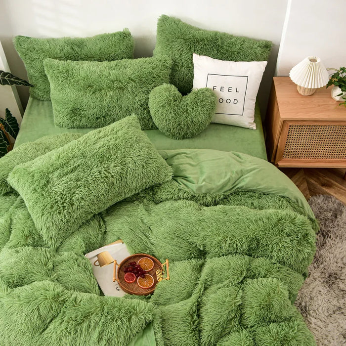 Housse de couette en flanelle velours poils longs vert armée sur un lit Queen