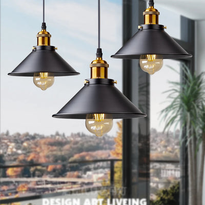 Suspension luminaire vintage violette dans un salon