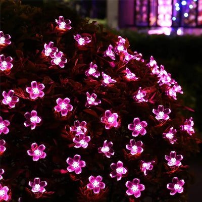 Guirlande lumineuse LED fleurs cerisier rose sur fond blanc