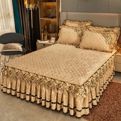 Couvre-lit velours matelassé beige avec broderie dorée