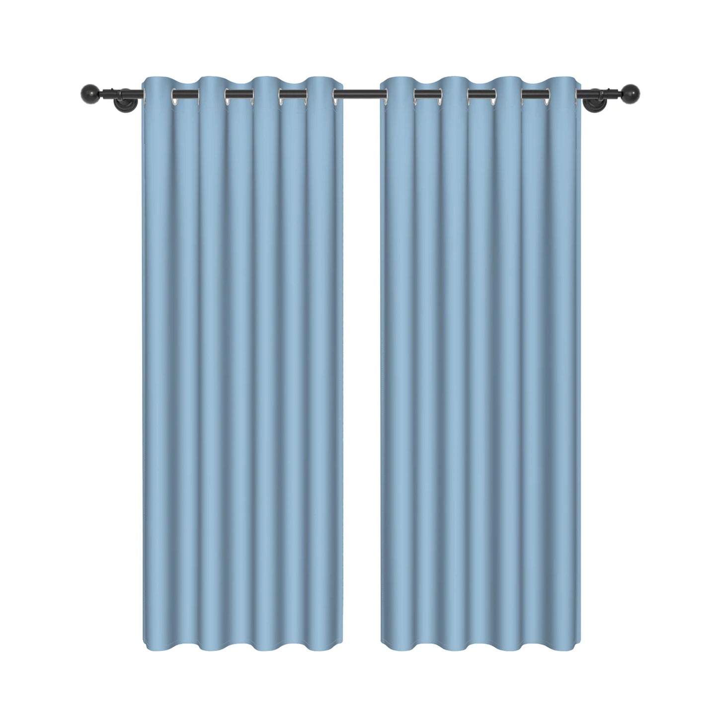 Deux rideaux bleu ciel à œillets, design moderne, suspendus sur une tringle noire, fond blanc uni.