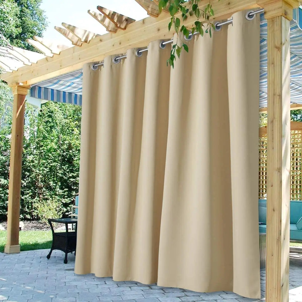 Grand rideau beige en polyester installé sur une pergola de jardin, pour créer un espace cosy et protégé.