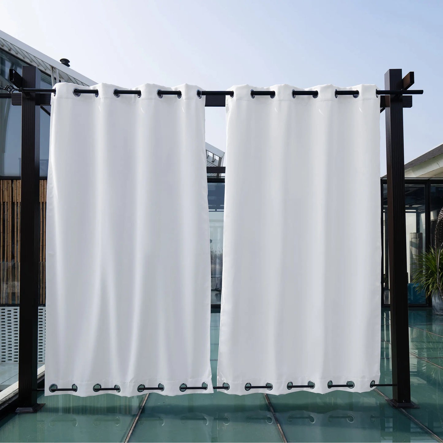 Rideau blanc imperméable pour l’extérieur avec œillets en haut et en bas, idéal pour pergola, terrasse ou balcon, offrant protection et élégance.