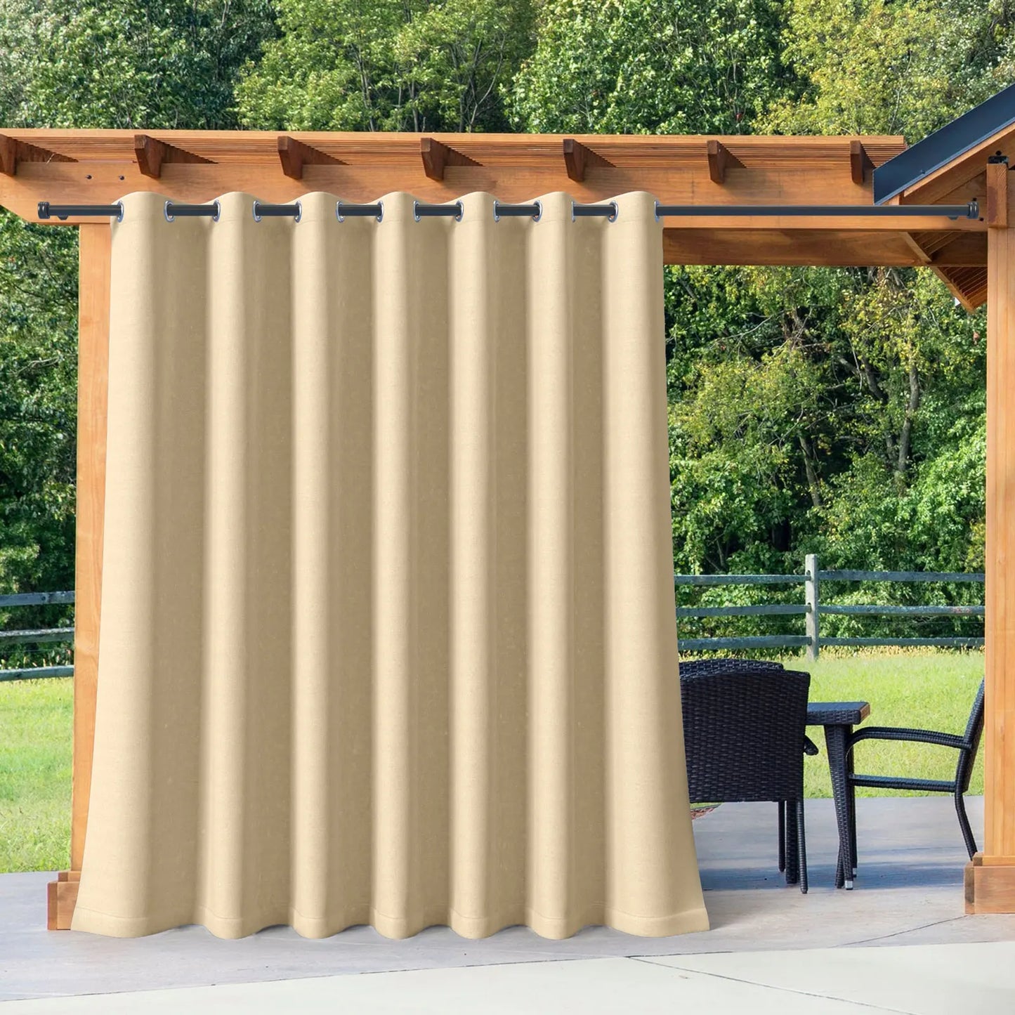 Rideau beige en polyester suspendu à une pergola en bois, idéal pour créer un coin ombragé et intime en extérieur.