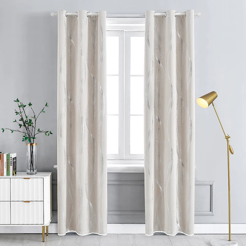 Rideaux beiges à motifs vagues installés sur une fenêtre blanche, ambiance élégante avec décoration dorée et végétale
