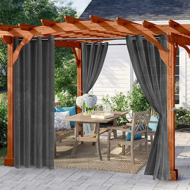 Rideaux extérieurs gris foncé imperméables installés sur une pergola en bois, apportant une touche moderne et sobre.