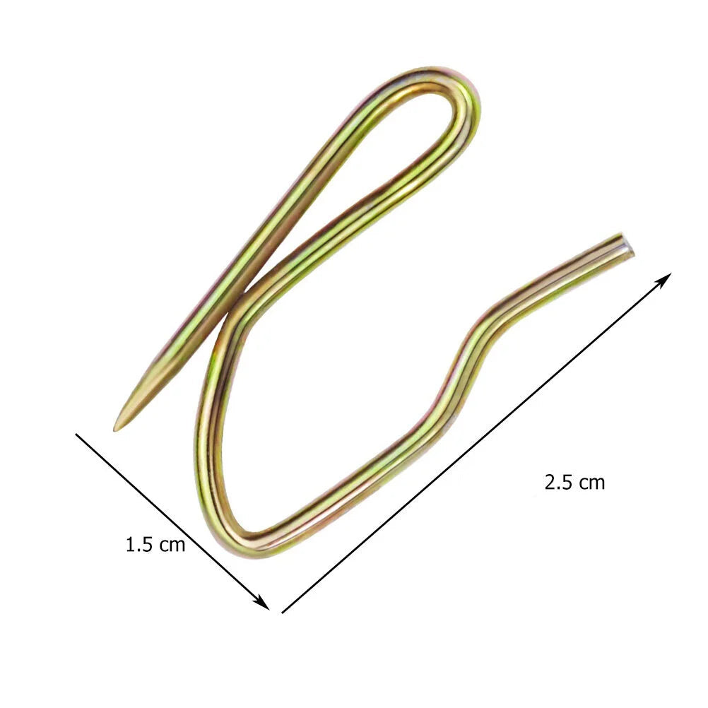 Gros plan d’un crochet à rideau en métal doré avec dimensions indiquées : 2,5 cm de long et 1,5 cm de large.