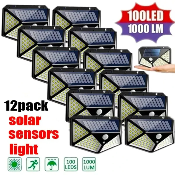 Lot de 12 lampes solaires murales avec détecteur de mouvement installées sur un mur de jardin