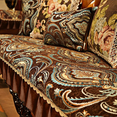 Riche tissu d'ameublement décoré de motifs paisley colorés, créant une ambiance chaleureuse et élégante.