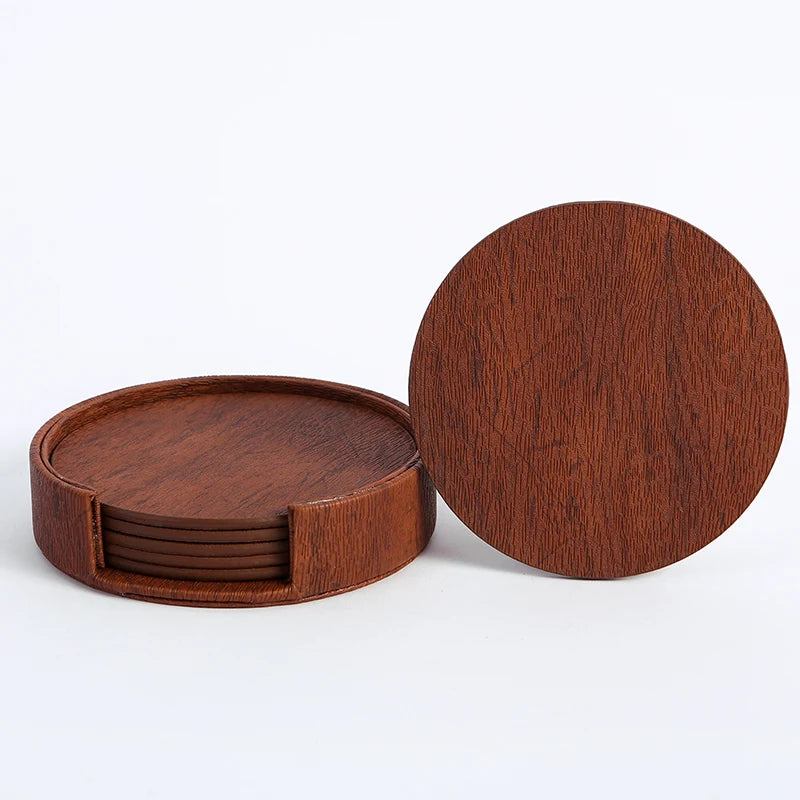 Ensemble de sous-verres ronds en bois texturé de couleur brune.