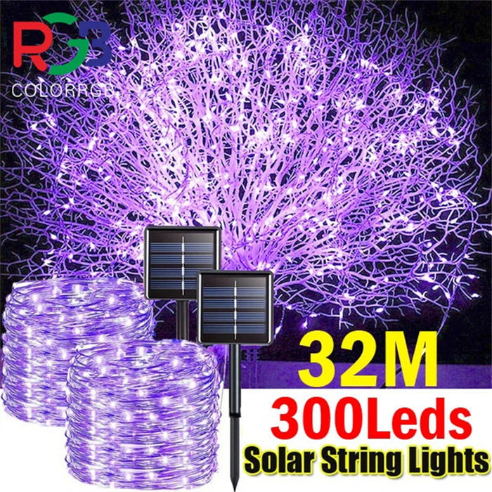 Guirlande lumineuse solaire LED allumée dans un jardin la nuit