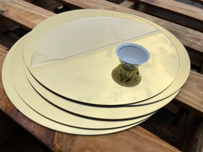 Miroir acrylique doré rond de 30cm sur table avec photo en dessous