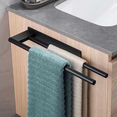 Porte-serviettes double adhésif noir mat installé dans une salle de bain moderne