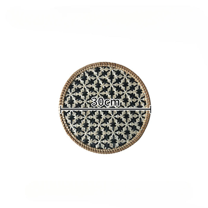 assiette rotin tressée artisanale motif géométrique coloré décoration table naturelle traditionnel