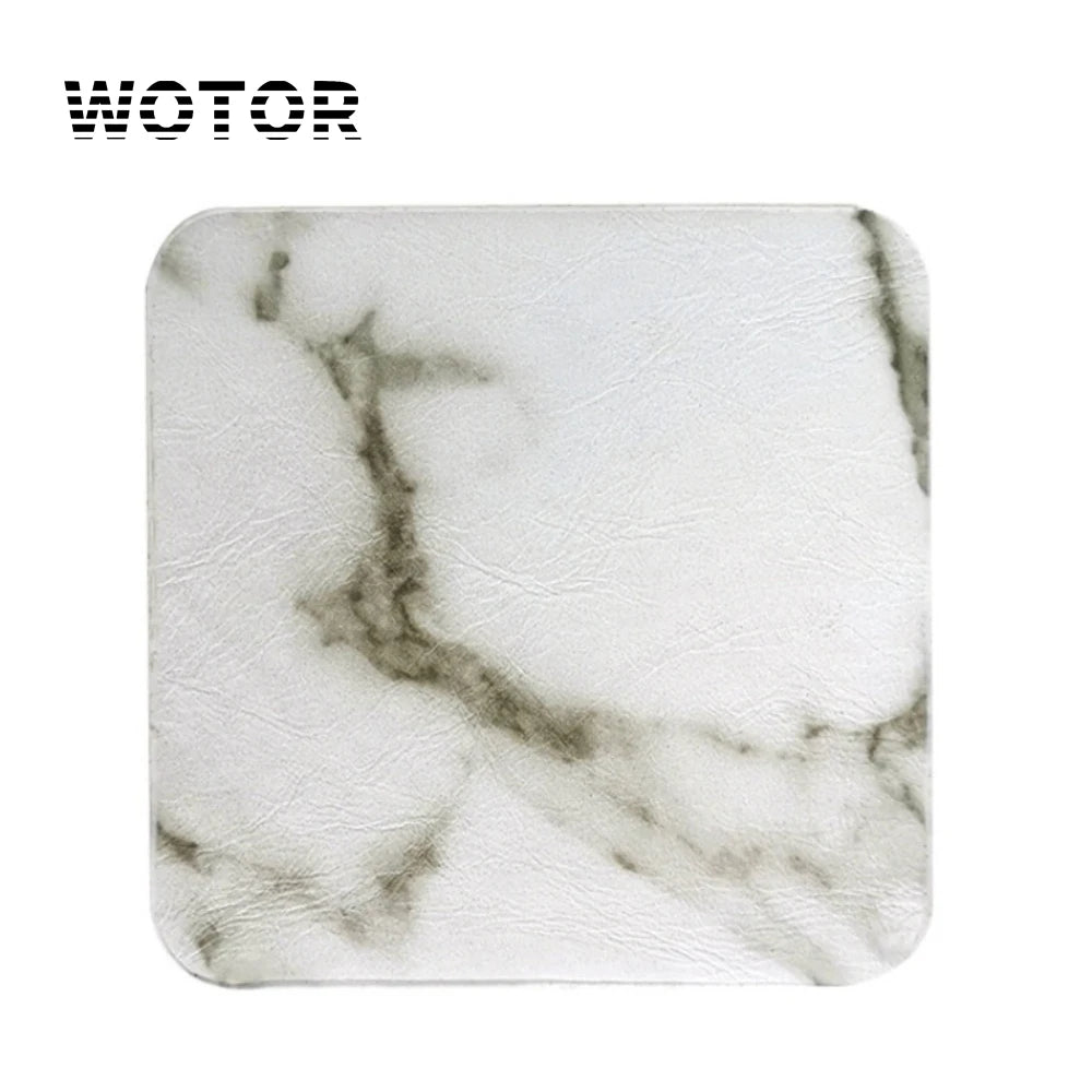 Texture de marbre blanc et gris avec des veines abstraites sur la surface.