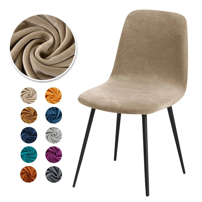 Housse de chaise de bar en velours rouge sur une chaise en bois