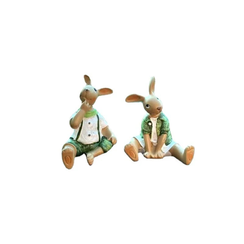 Deux figurines de lapins mignons et amusants dans des tenues décontractées, assis l'un à côté de l'autre.