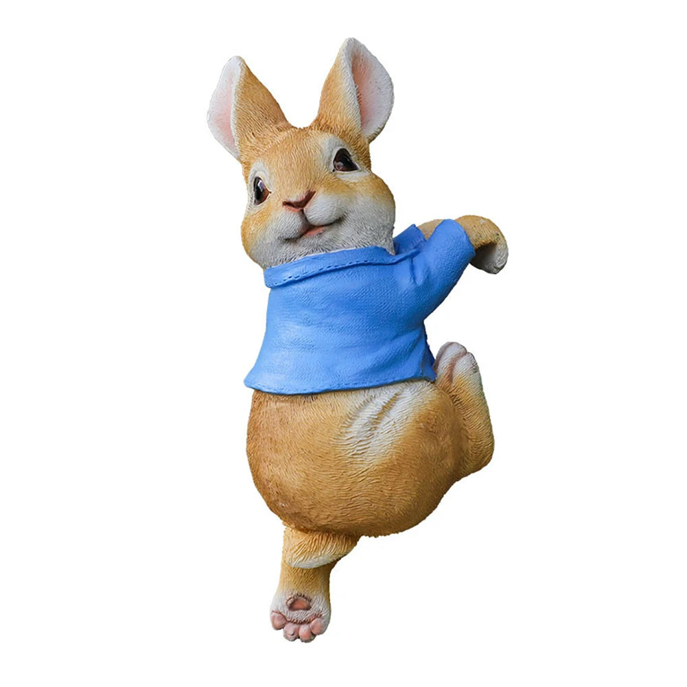 Peluche de lapin mignon avec veste bleue, posée sur fond blanc.