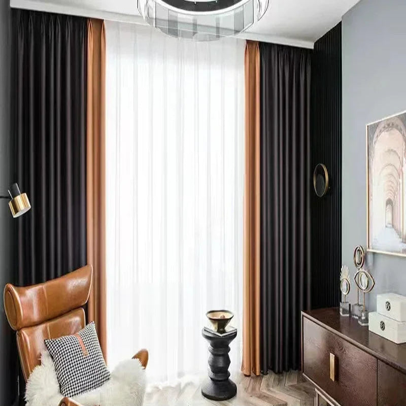 Rideau à ruflette jaune et café dans un salon moderne avec fauteuil en cuir, voilage blanc central et ambiance chaleureuse.