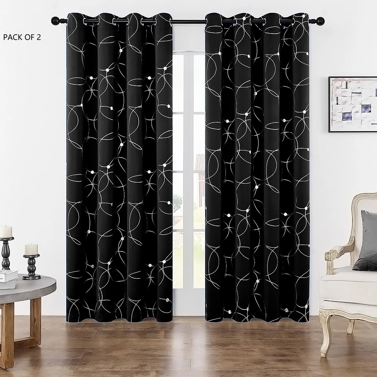 Rideau noir avec motifs circulaires blancs suspendu sur une baie vitrée, dans un salon lumineux au sol en bois.