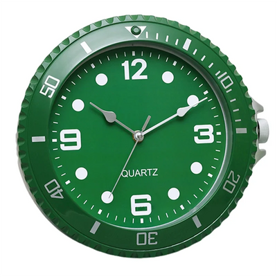 Horloge murale design moderne avec cadran vert olive et échelles blanches