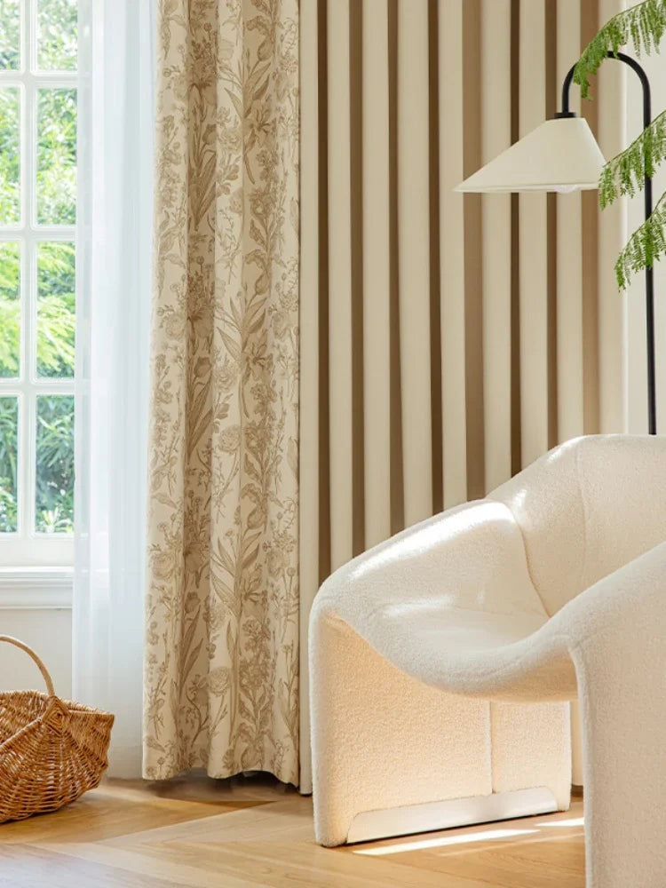 Salon élégant avec rideau crème à motifs floraux, fauteuil bouclette et lumière naturelle