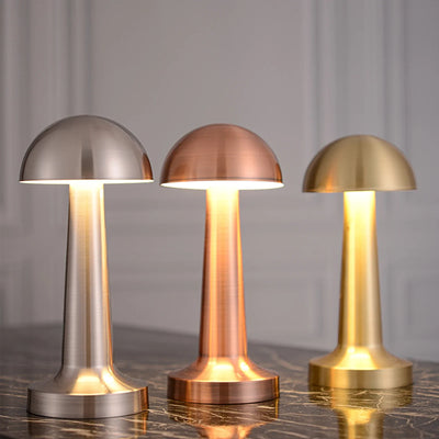 Lampe de table LED Art Déco argentée sur table de chevet