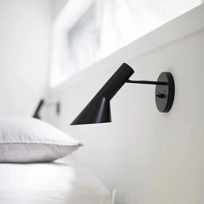 Applique murale LED scandinave noire dans un salon moderne