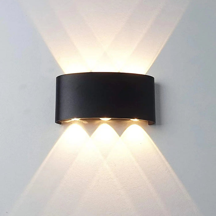 Applique murale LED blanche moderne sur mur gris