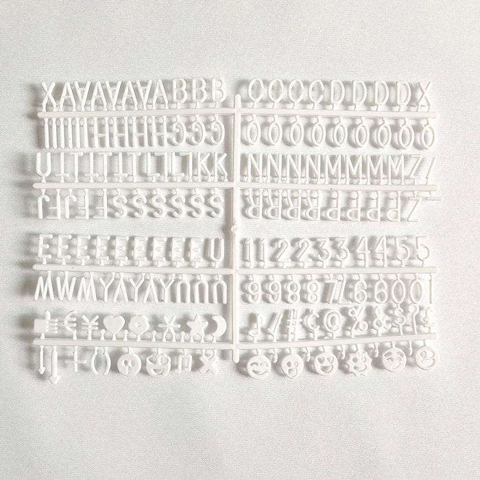 Tableau d'affichage en bois gris avec lettres