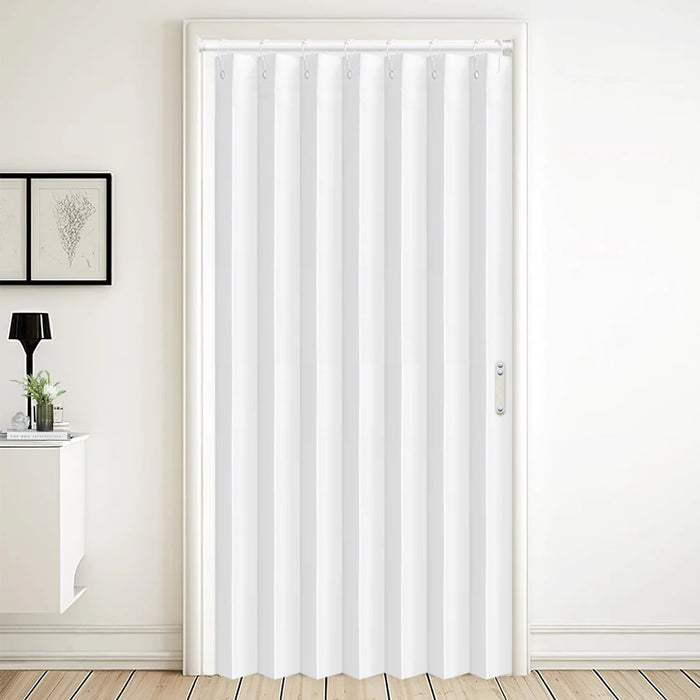 Voilage blanc occultant installé en séparation de pièce, style minimaliste moderne avec plissé vertical, dans un intérieur épuré et lumineux.