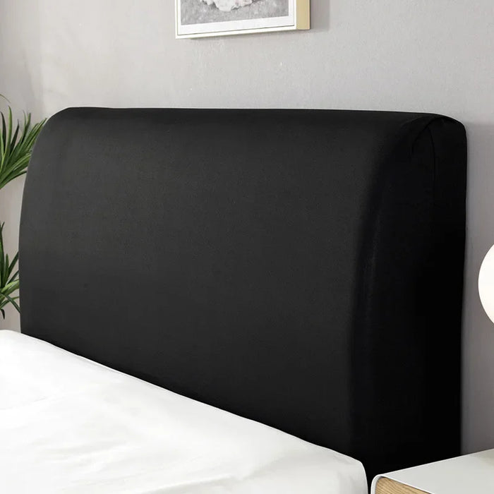 Housse de tête de lit anti-poussière en polyester gris clair sur un lit moderne