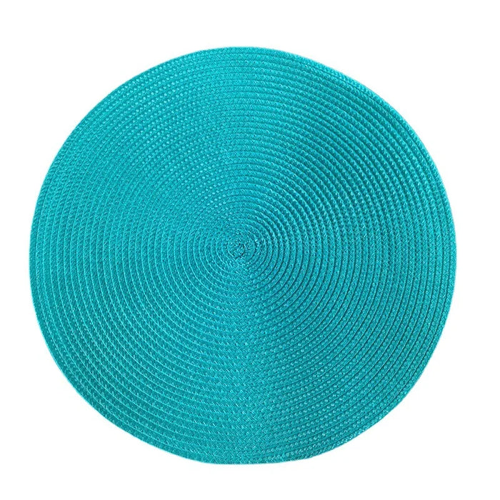 Set de table rond tissé en polyester rouge sur une table à manger