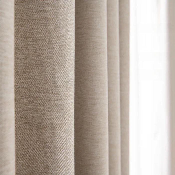 Rideau beige élégant pour salon, offrant une ambiance chaleureuse et accueillante. Idéal pour contrôler la luminosité tout en ajoutant une touche moderne à la décoration intérieure. Accessoire parfait pour un style contemporain.
