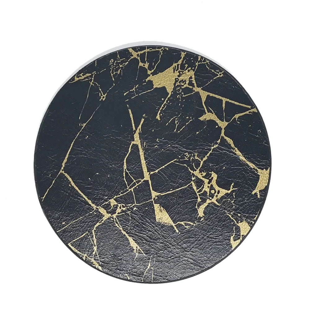 Une surface circulaire noire avec des veines dorées irrégulières, évoquant un motif de marbre.