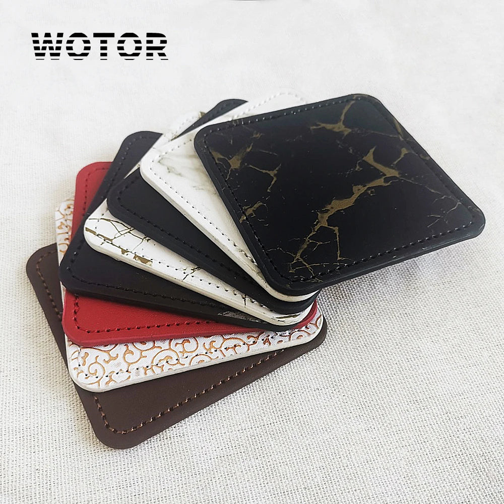 Les différentes couleurs et motifs des étuis de cartes de crédit empilés montrent une variété de styles et de design attrayants.